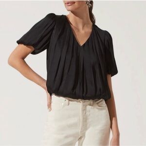 Astr Black Pleated V-Neck Blouse Bubble Hem Short Sleeve Black Cropped Medium